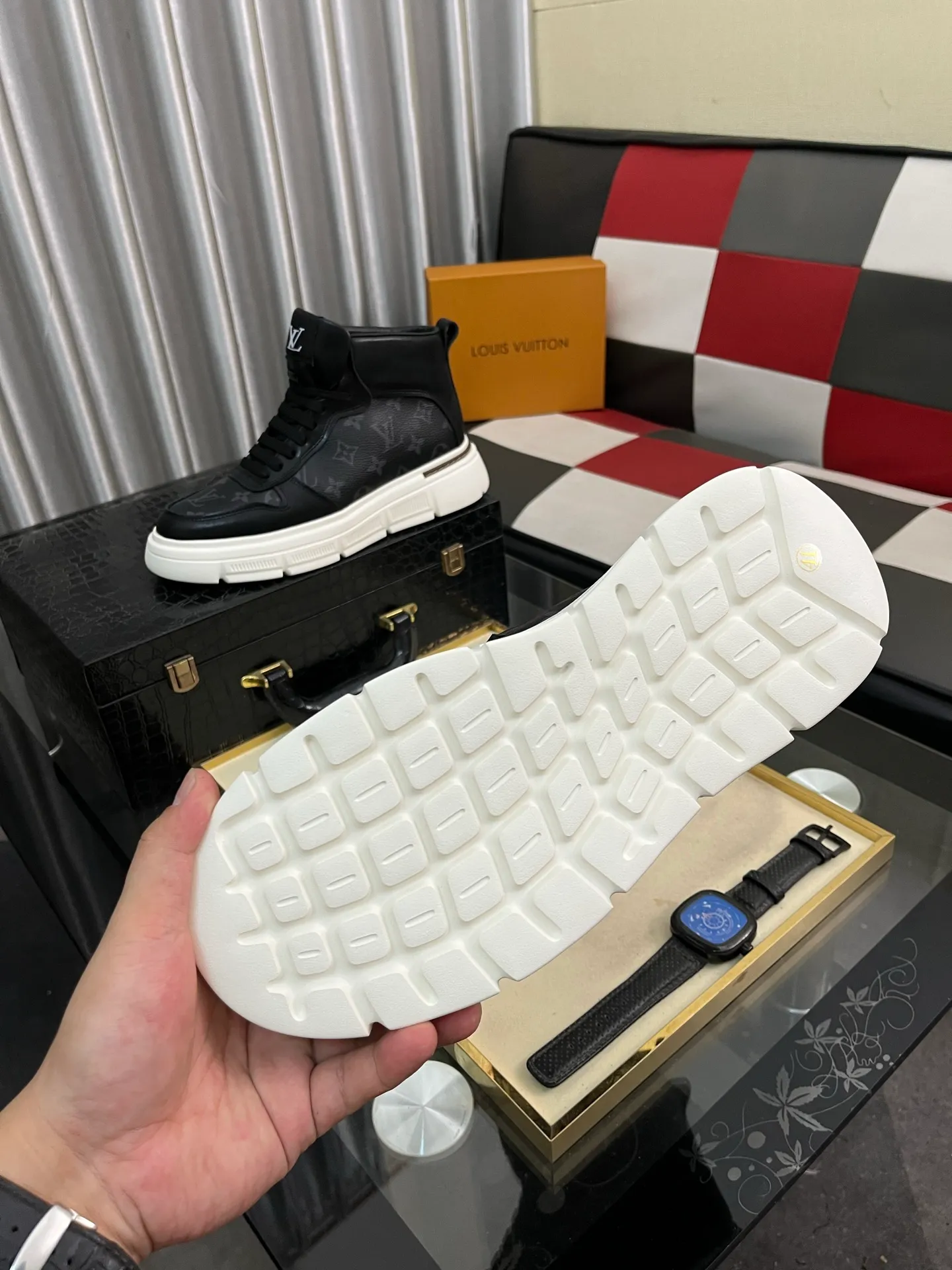 Men's shoes 💰420⌚️⌚️《Louis vuitton/LV Louis Vuitton》original quality.~ Unique modern style sneakers. 🏃A must-have casual shoe for trendy men😍😍 Original brand imported from Italy, imported original leather, cow lining (refuses to discolor and grind feet) Sole: Original sole specially provided by the original factory, French lazy style design Size: 38-442️⃣Colors available